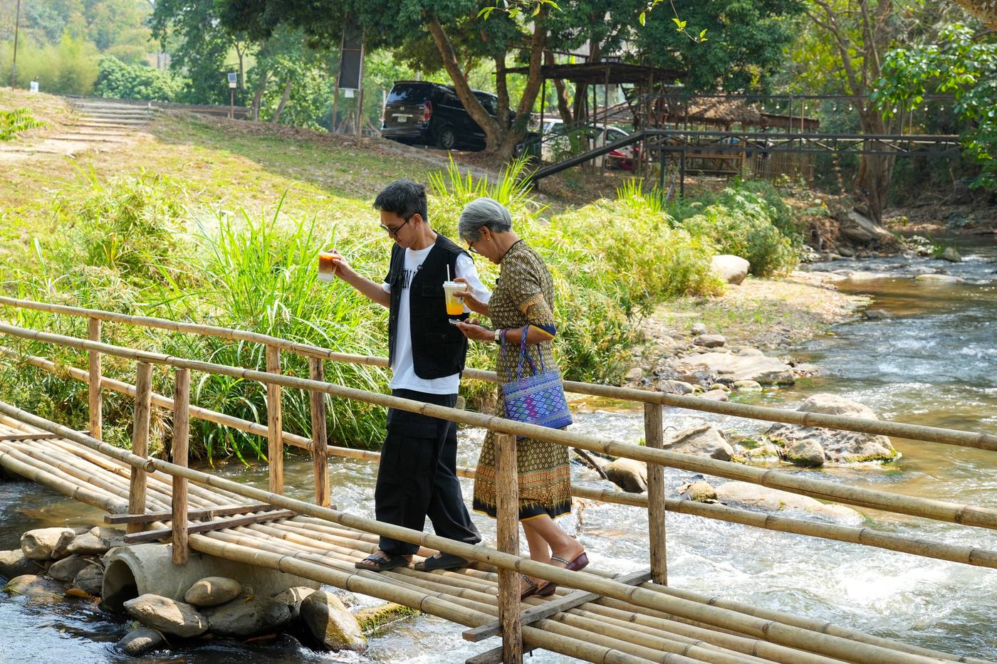 สะพานไม้ไผ่ข้ามลำธาร ทางเข้าร้านริมธารา