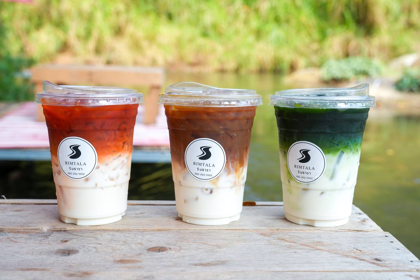 กาแฟและชาไทยวางบนแพริมลำธาร คาเฟ่แม่ริม
